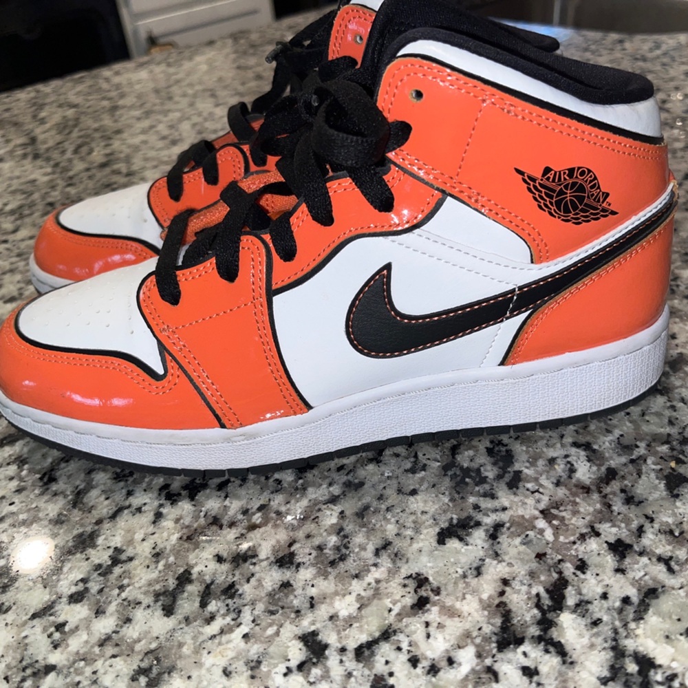 Jordan 1 Mid SE Turf Orange 🍊 Size 6.5y